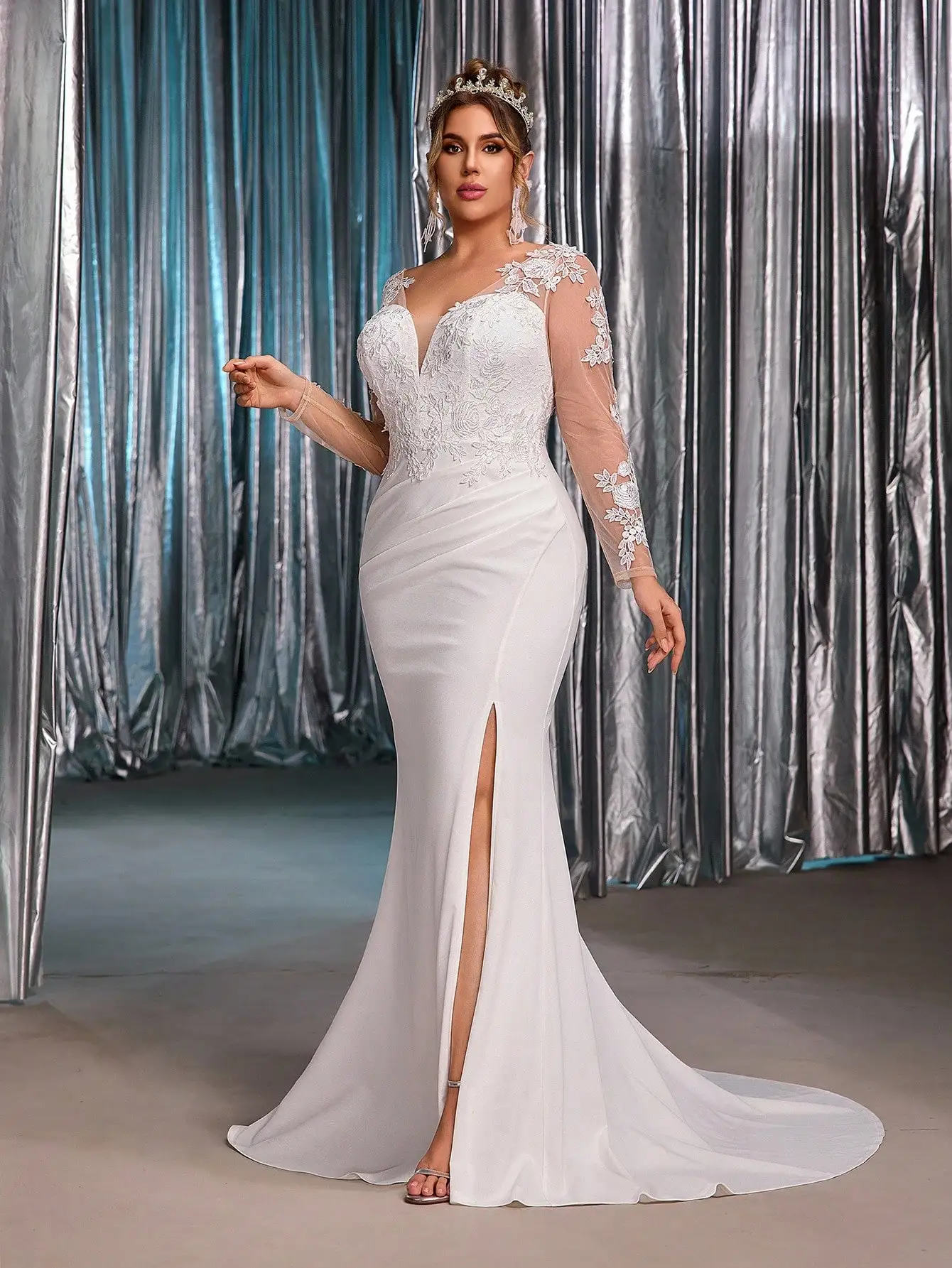 

Элегантное белое кружевное платье-русалка макси с прозрачными рукавами и разрезом спереди