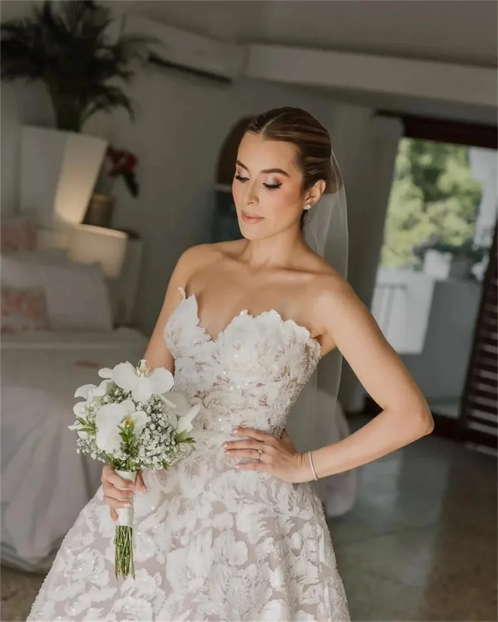 Tokyo Customized White Sweetheart Neck Wedding Dress Sleeveless Zip Flower Court Train Bridal Gown Elegant A-Line Wedding Gown