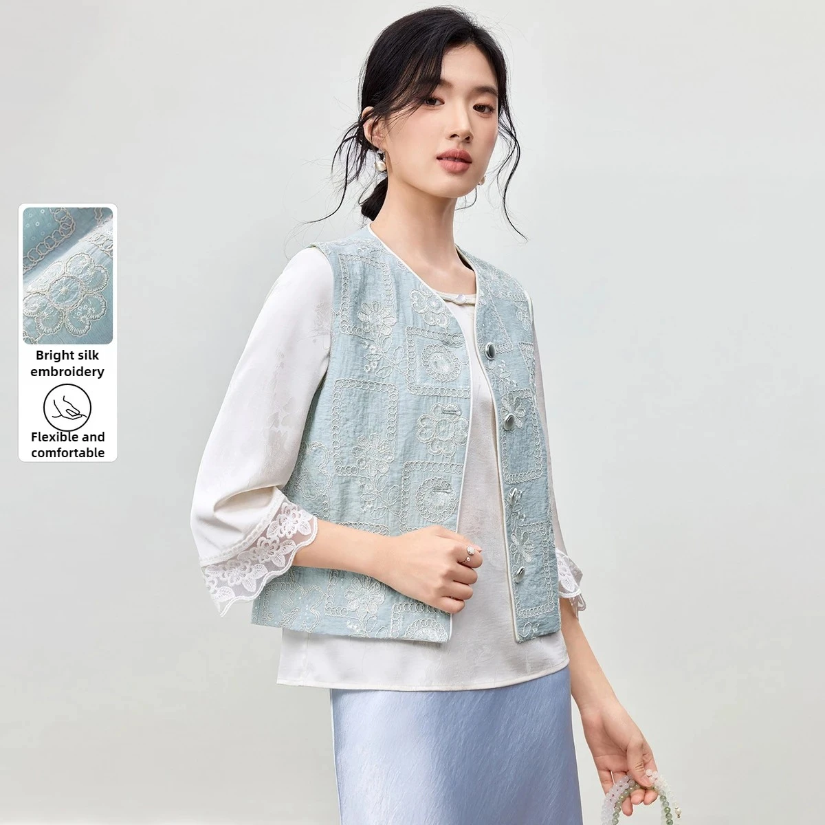 

SENTUBILA Women's Linen Vest 2025 Autumn New Chinese Style V-Neck Contrast Color Disc Buckle Embroidery Sleeveless Top T53JD1763