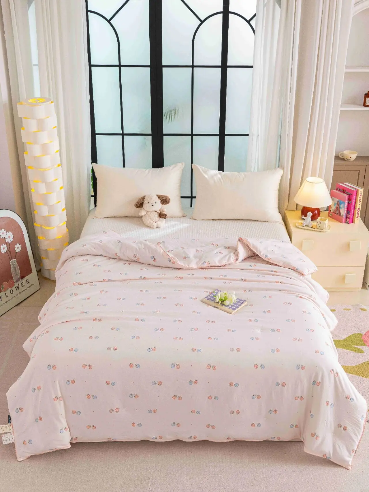 Handmade Floral Embellished Fashionable Home Use Quilt Warmth And Style Combined Silk Blend Filling Four Seasons Suitable