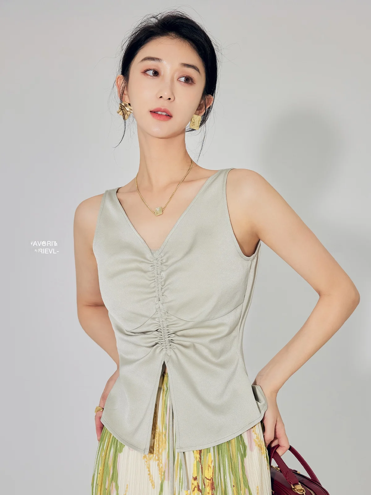 

Элегантный топ из ацетатного крепа с V-образным вырезом, стройнящий дизайн, с бретельками, однотонный, для повседневной носки, летний сезон, без рукавов