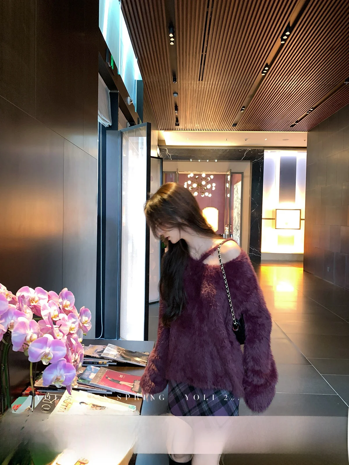 

Темно-фиолетовый асимметричный свитер с объемными плечами, женский свободный крой, зимний универсальный утягивающий топ от Zhang Yuli