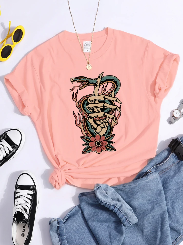 Poisonous Snake Winding Around The Fingertips  Tee Shirt Casual Sport Tshirts Vintage Loose Tshirt Individual Women Tshirt