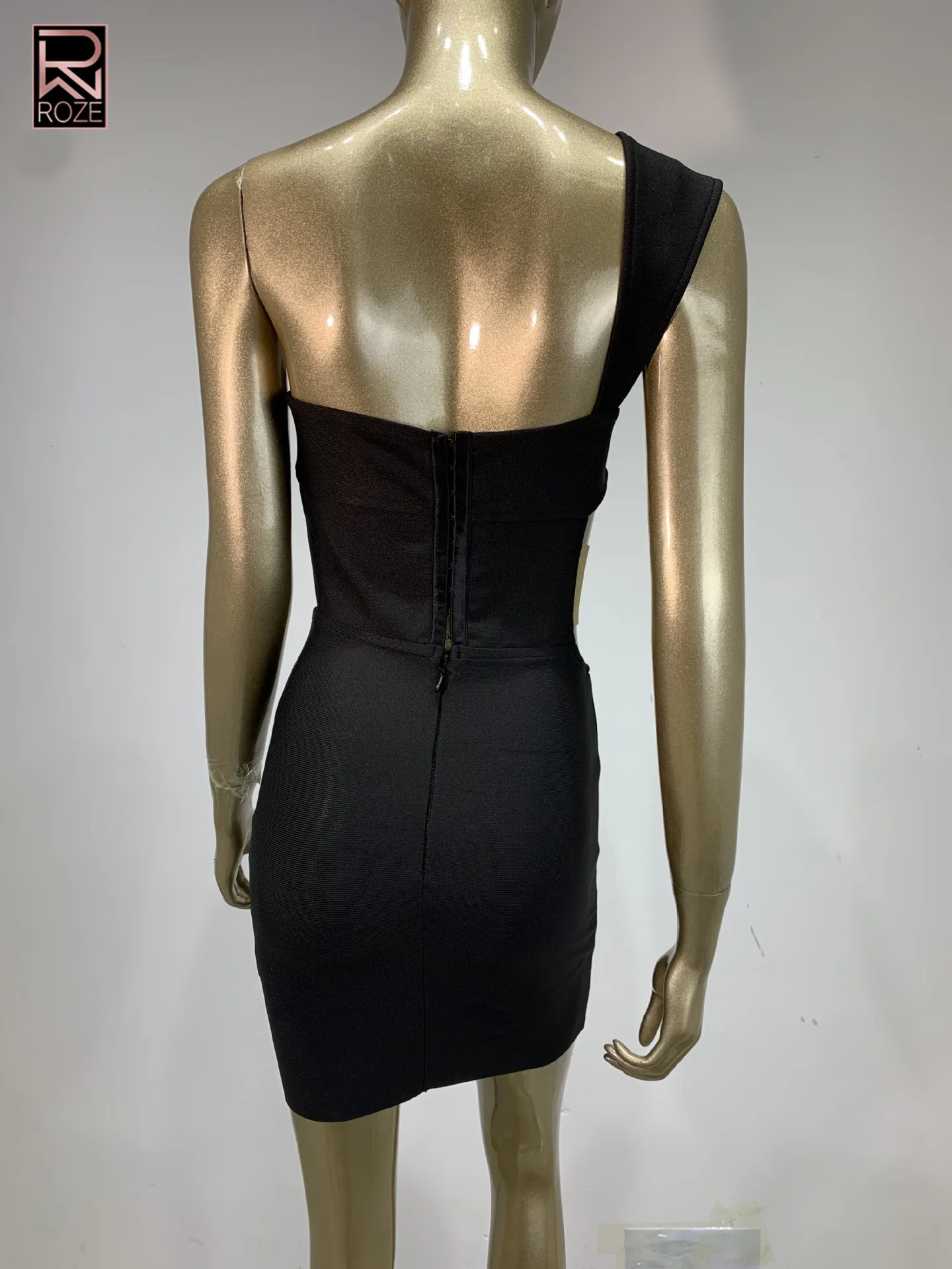 ROZE 2026 Tendências Preto Bandagem Mini Vestido de Um Ombro - Recorte Ouro Acento Feminino Festa/Data/Club Vestido de Noite