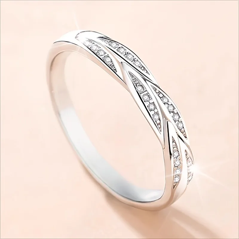 Minimalist Interwoven Twisted Stacking Ring  with Transparent Synthetic Zircon Suitable for Women's Simple Daily Wedding Rings