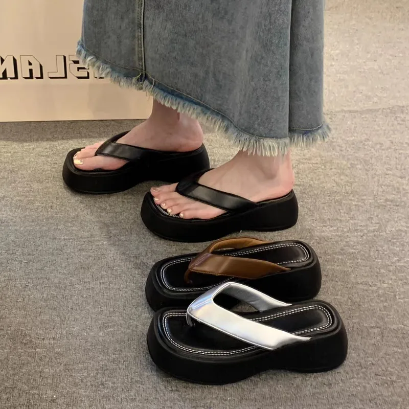 Chanclas de plataforma Y2K de Color sólido, sandalias tipo Tanga con cuña de primavera y punta suave, zapatillas de playa antideslizantes de EVA para mujer de verano