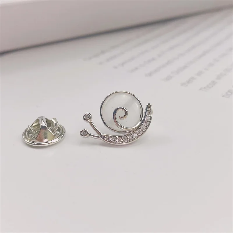 Cartoon Cute Snail Brooch for Women Cat\'s Eye Stone Animal Brooches Anti-glare Lapel Pin Fixed Clothes Pins Sweater Coat Clothin