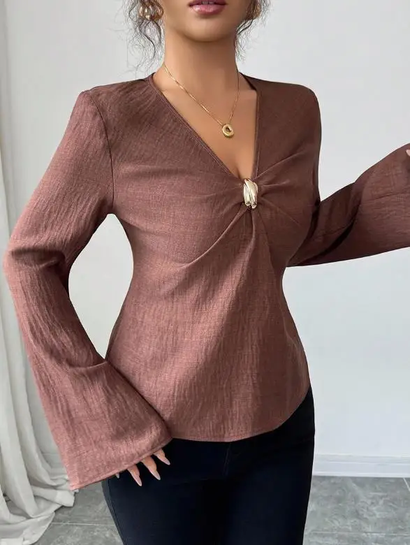 

Топ 2023, осенний однотонный топ с v-образным вырезом и металлической пряжкой, декоративный плиссированный дизайн, облегающий топ с расклешенными рукавами для женщин, темперамент