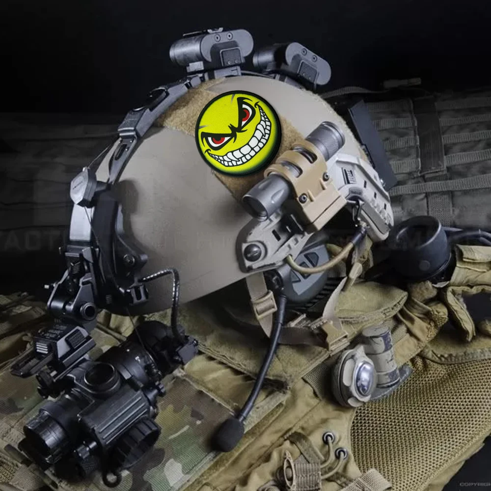Parche táctico velcro smiley malvado – Moral para mochila y equipo - imagen 2