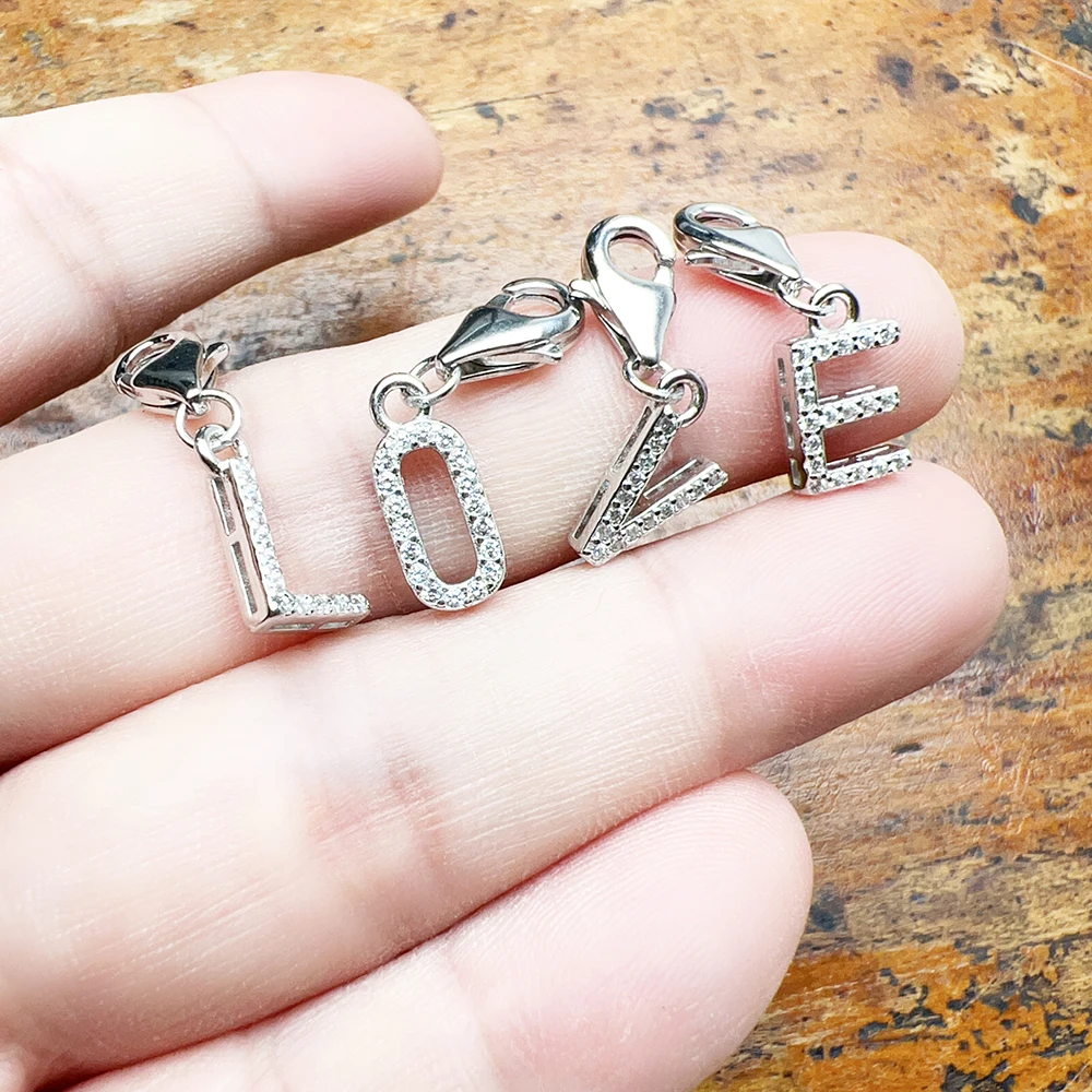 Buchstaben mit Charm-Anhänger aus weißem Stein, brandneuer Club-Schmuck, klassisches Geschenk aus 925er Sterlingsilber – Detail 9