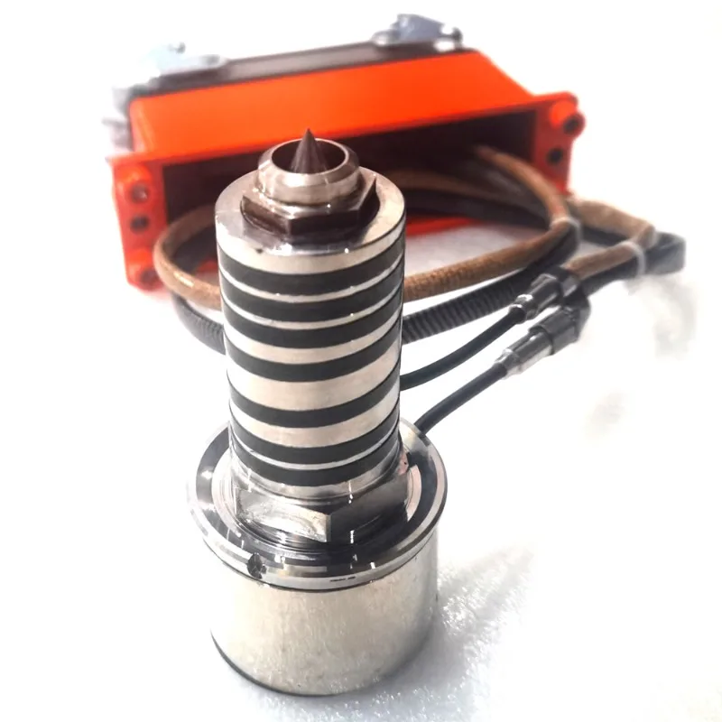 

Сопло горячеканальной системы для литья под давлением, использующее пресс-форму для полиамидного стекловолокна