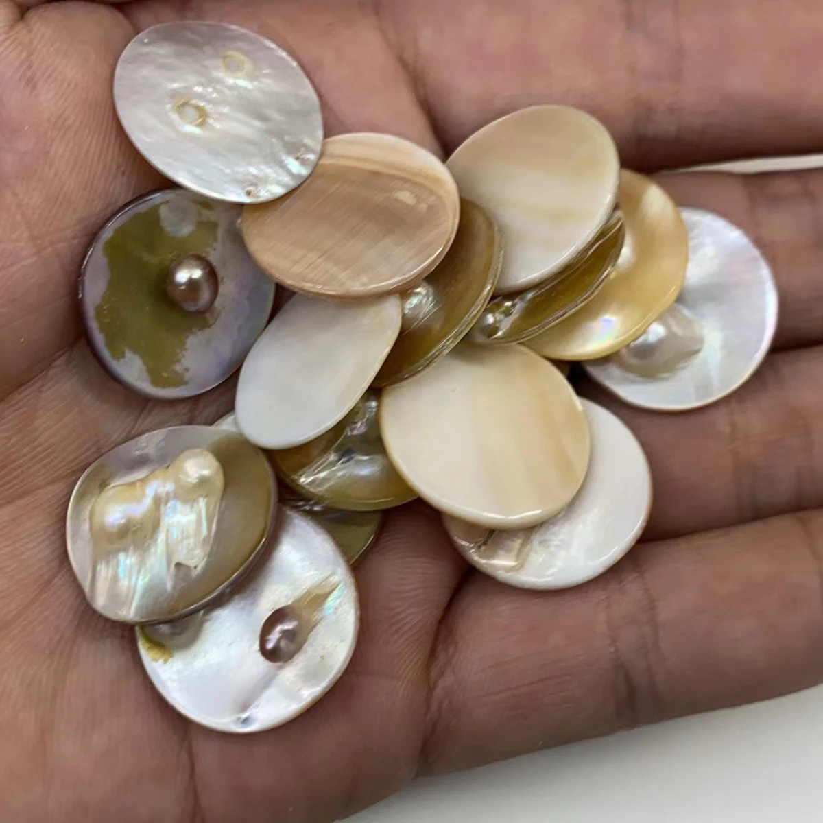 10pcs Natural Freshwater Shell Beads Pendants 20mm Round Yellow Shell Charms for Jewelry Making DIY Necklaces Earrings Supplies