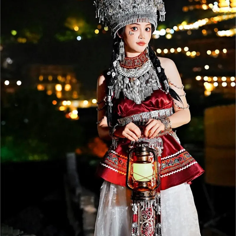 Abito nazionale ricamato in stile etnico femminile mostra la fotografia nuova