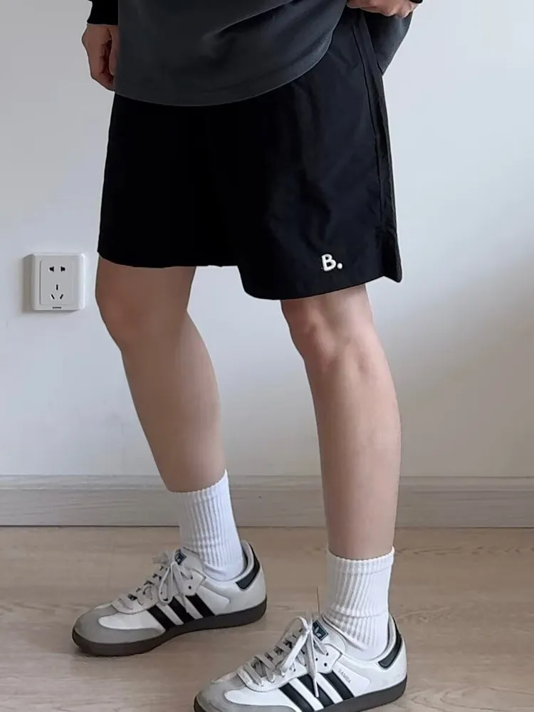 

Qui Dry Легкие уличные мужские баскетбольные орты Американский модный бренд с вышивкой Спортивные орты Летний повседневный свободный крой