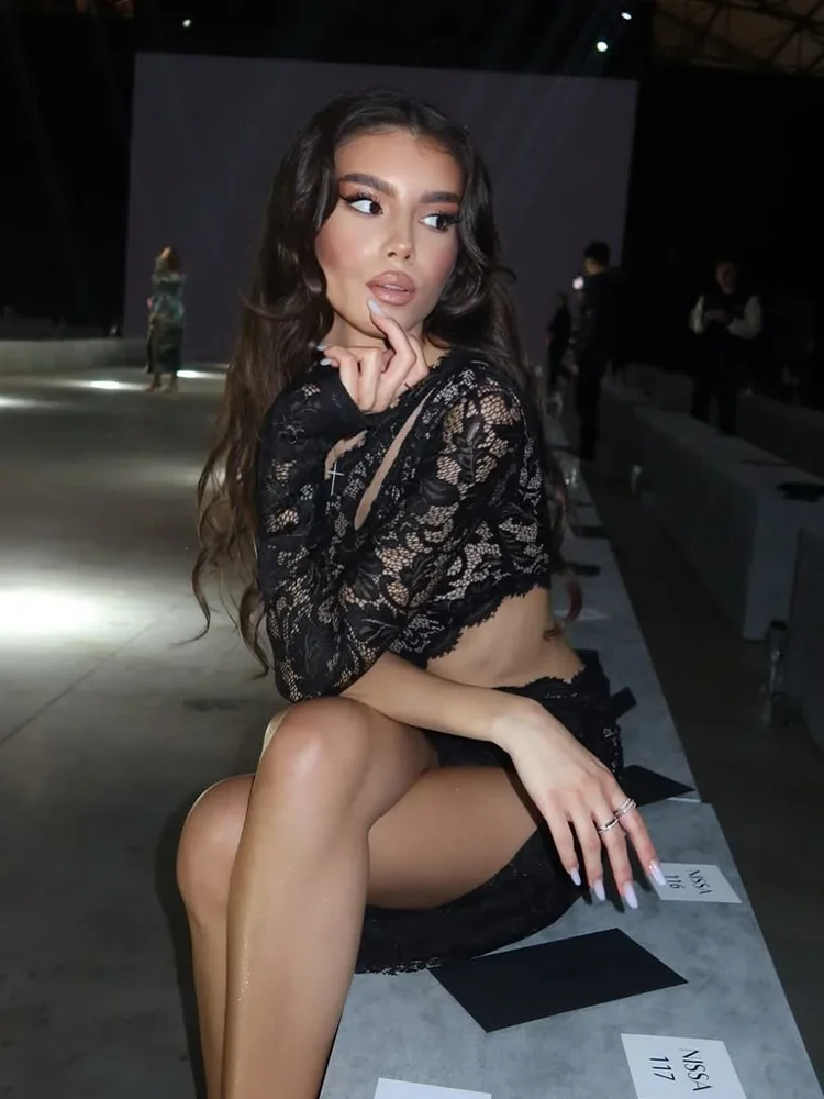 Minivestidos sexis transparentes de encaje para mujer, vestido liso de manga larga con un hombro, funda con cinta, ropa de calle ajustada