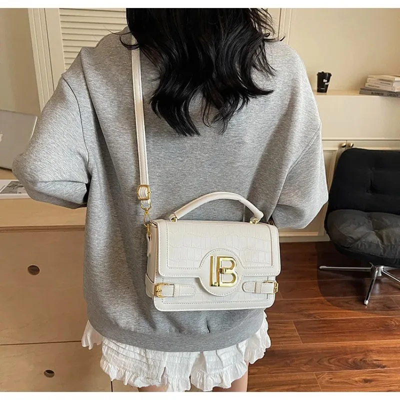 Квадратная сумка с летним каменным узором 2025 года — элегантная женская сумка через плечо и через плечо, текстурированная сумка премиум-класса