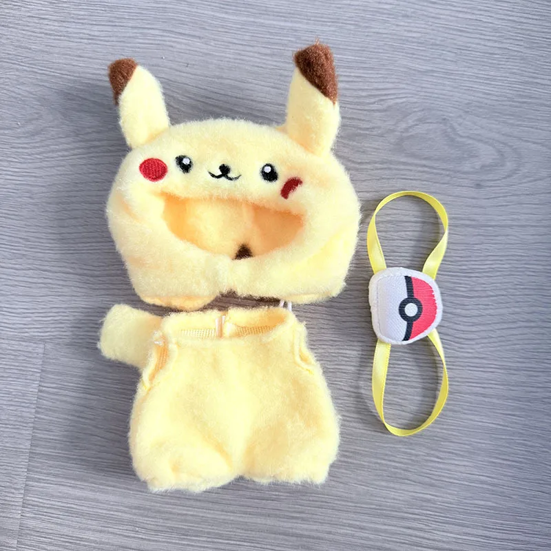 2 Stile Cartoon Labubu Kleidung Kawaii Pikachu Eevee Outfit mit Rucksack Mini Plüsch Puppe Kleidung Mode Puppe Zubehör Geschenk