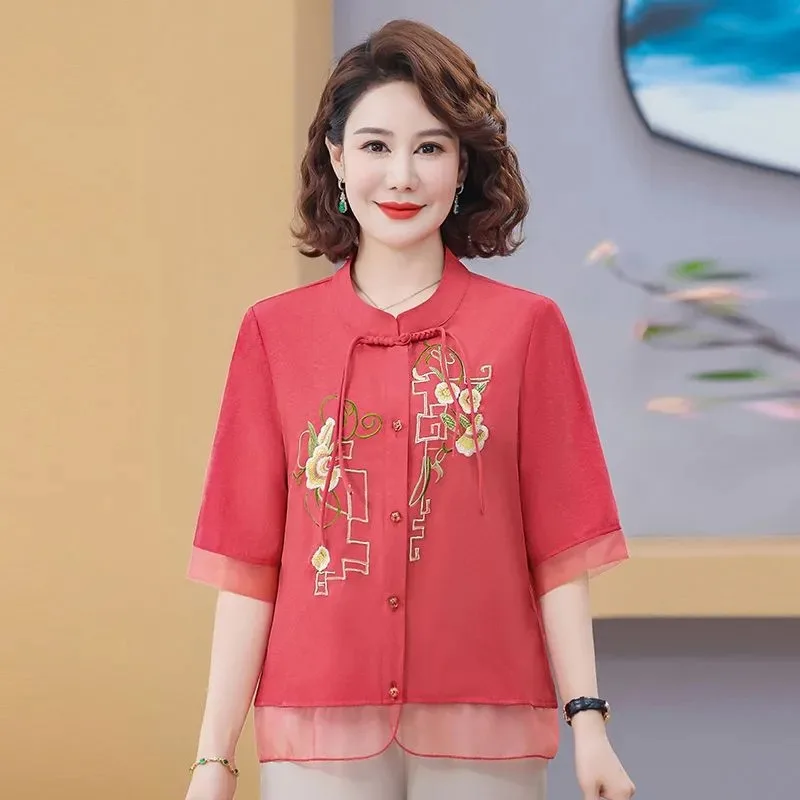 

Женская блузка в китайском стиле с воротником-стойкой, рукавом до локтя, вышивкой в виде цветов, на пуговицах-лягушках, элегантный красный топ для повседневной носки
