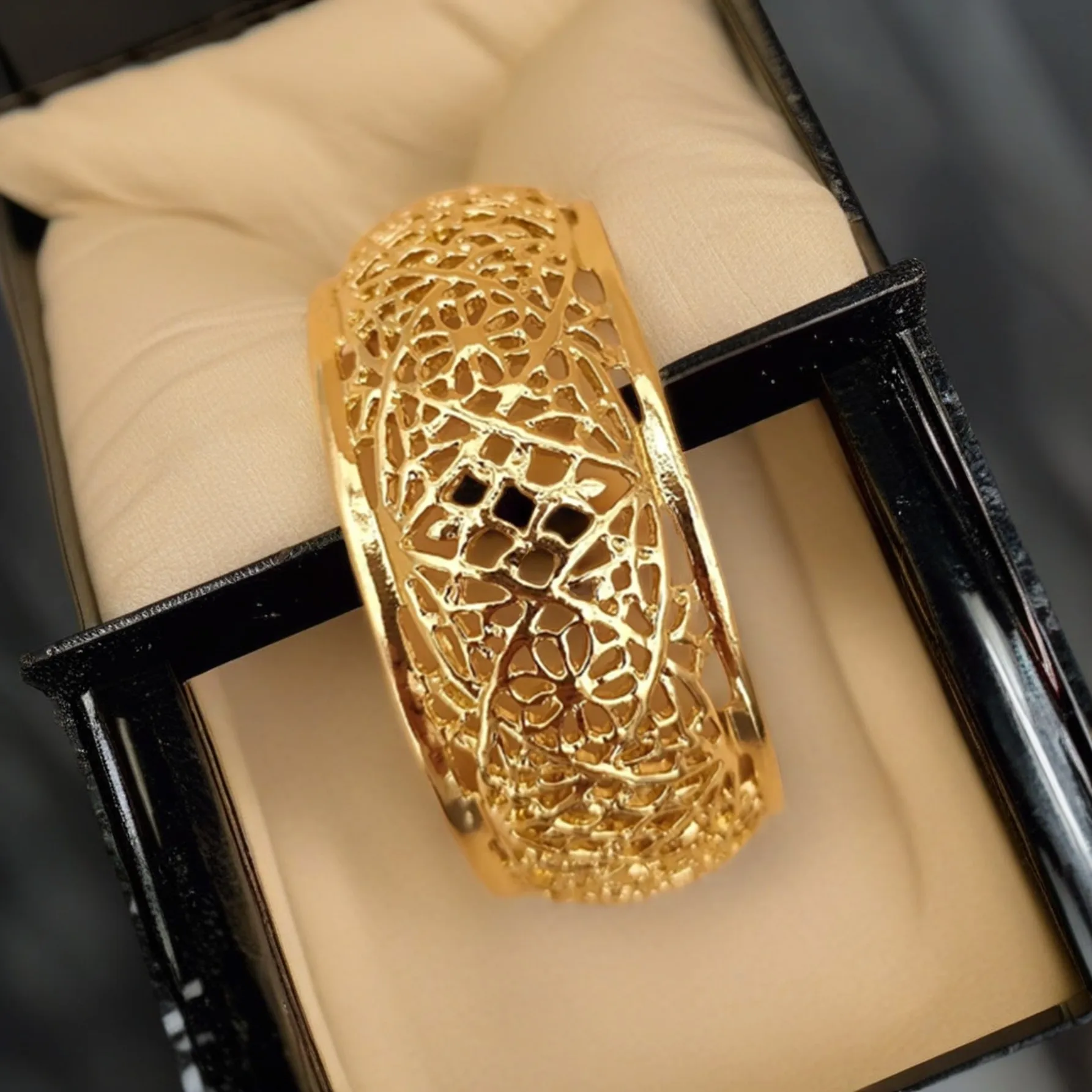 

Hollow Exquisite Bracelet Jewelry Moroccan Women Fashion Bracelet Court Retro