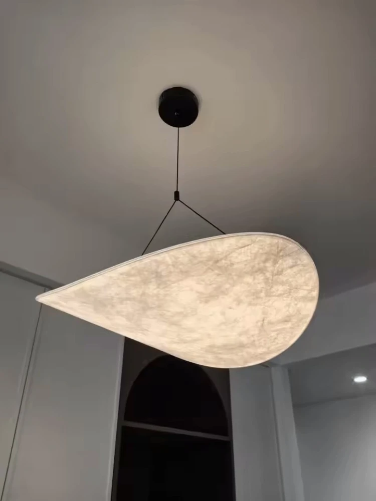 Nordycka minimalistyczna lampa wisząca z jedwabiu, nowoczesny żyrandol LED do salonu, dekoracja wnętrz, wewnętrzne oświetlenie wiszące. (Dia50cm) — Zdjęcie 2 z 2