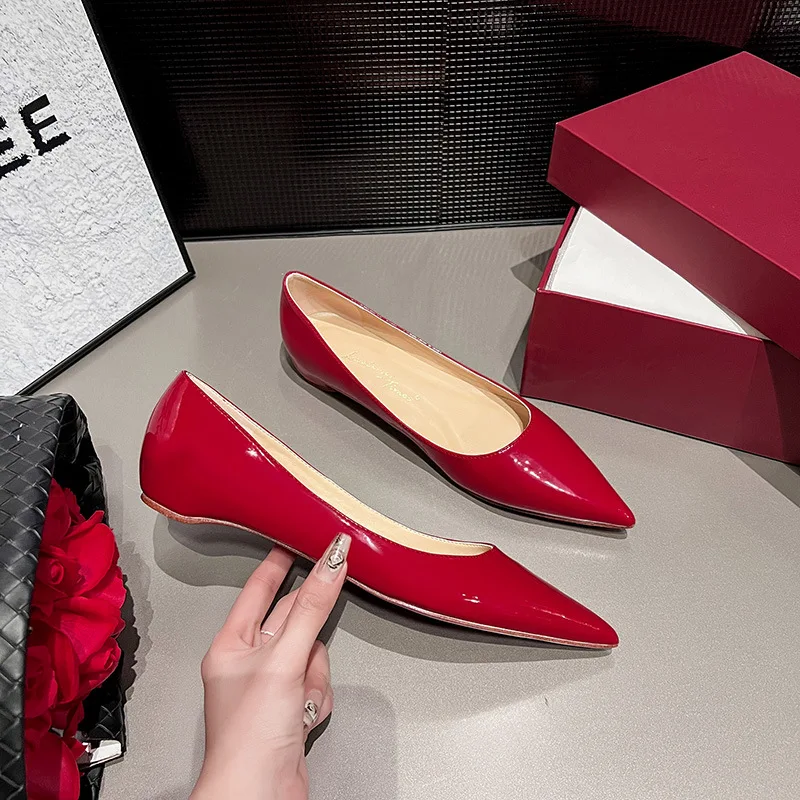 Flat bottomed single shoe women's new style light mouth black temperament pointed inside raised patent leather women's shoes
