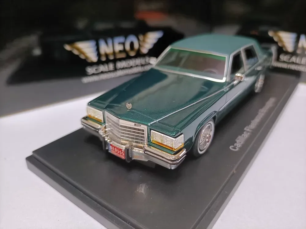Diecast 1/43 Scale Fleetwood 1982 Sedan Vintage Car Simulation Resin Car Model Retro Collection Gift