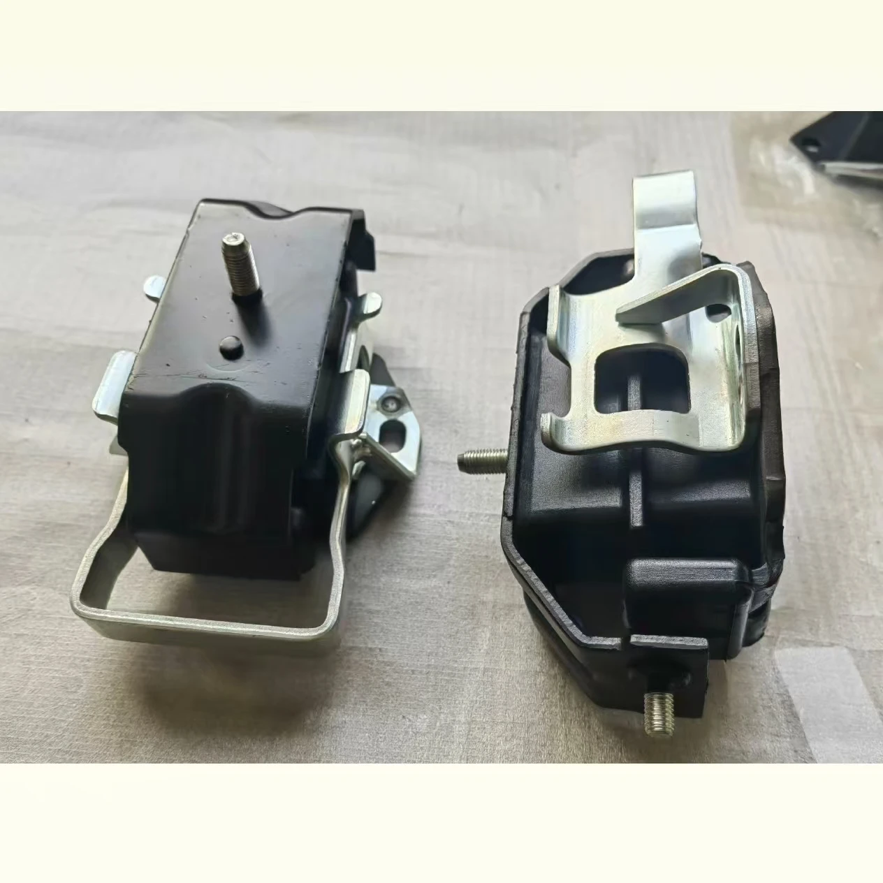 Supporto motore anteriore sinistro/destro compatibile MR 210032   Per Mitsubishi Montero