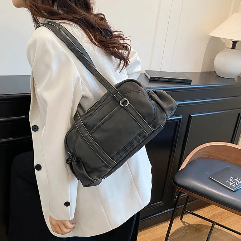 Minimalist Vintage Diaper Bag Women's Elegant Crossbody Handbag Luxury Designer Tote Leather For Trendy And Stylish Moms
