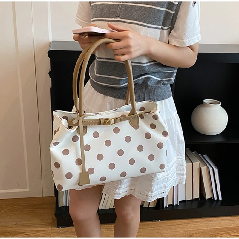 Neue koreanische stilvolle gepunktete Tragetasche, personalisierte lässige Schultertasche mit Gürteldekor, einfache, vielseitige Pendler-Unterarmtasche – Detail 20