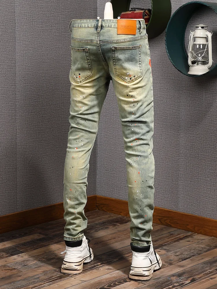 

Винтажные мужские эластичные узкие джинсы желтого цвета грязи с брызгами краски, рваными заплатками, ностальгические брюки в уличном стиле