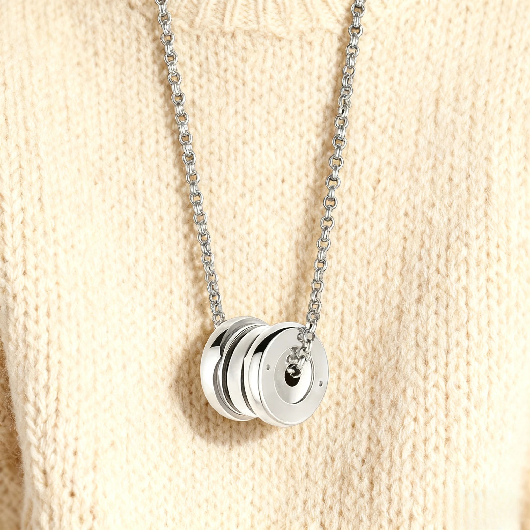 

2025 Trendy Jewelry Moissanite Cute Animal Honeycomb Circle Pendant for Women, Luxury Exquisite Birthday Party Gift