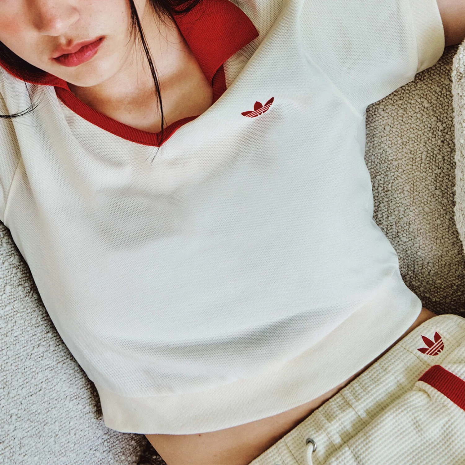 

Adidas натуральная клеверная женская футболка с воротником для спорта и отдыха с короткими рукавами IN1082