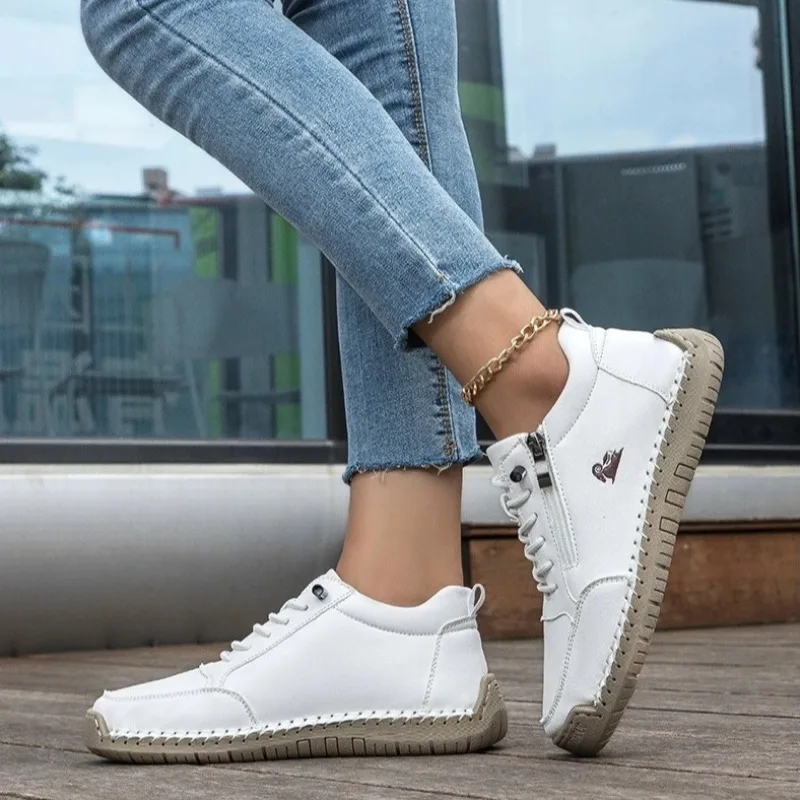 أحذية نسائية كاجوال مصنوعة يدويًا من الجلد للاستخدام الخارجي أحذية رياضية بيضاء ناعمة كلاسيكية بمفاصل الكاحل ومضادة للانزلاق مع أحذية الجري