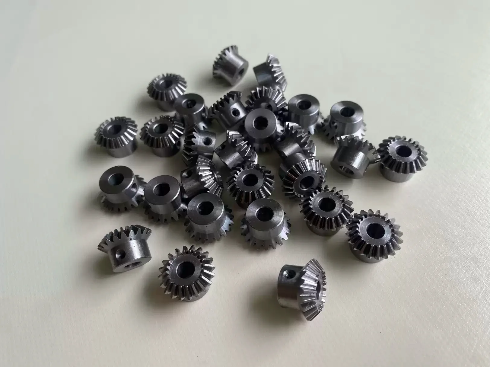 20T 45 °   نسبة 1:1 تروس مشطوفة، تتحمل 5 مم، فولاذ كربوني/45 #   الصلب، 90 °   ترس محرك الزاوية اليمنى لصنع سيارة/نماذج RC