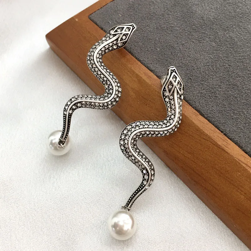 

Fashion Snake Titanium Steel Micro-Inlaid AAA zircon Silver Needle Luxury Retro Pearl Earring