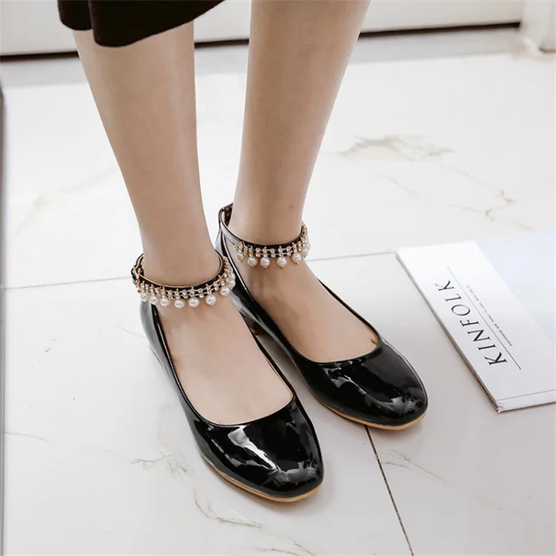 

YQBTDL 2025 новые милые черно-белые женские туфли-лодочки из лакированной кожи с ремешком на щиколотке и жемчугом с подвеской на массивном каблуке, свадебная женская обувь для невесты