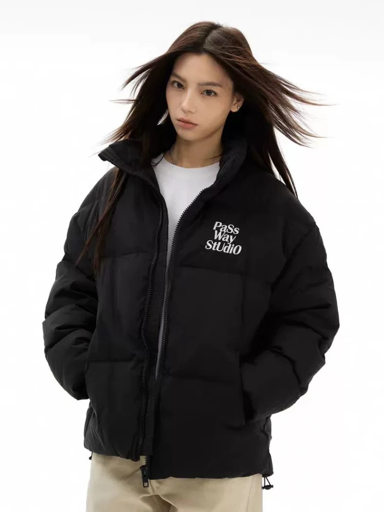 เสื้อแจ็คเก็ตดาวน์สั้นผู้หญิง กันฝน อุ่นหนา แต่งเพชร เสื้อพาร์กาสำหรับเดินป่า แฟชั่นฤดูหนาวลำลอง เสื้อโค้ททรงขนมปัง รุ่นใหม่ 2025