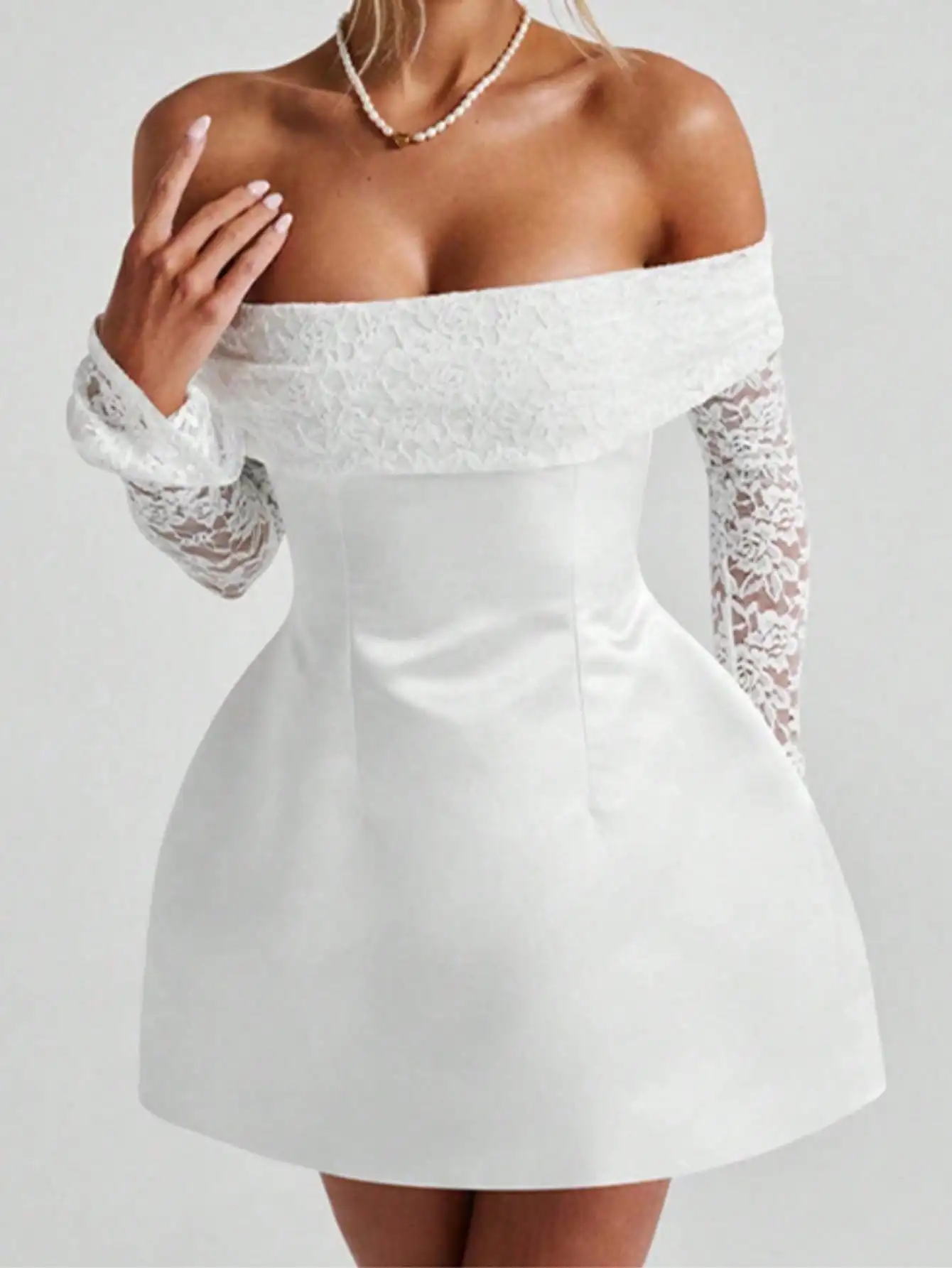 

Белое мини-платье с открытыми плечами и прозрачными кружевными рукавами, элегантная вечерняя одежда