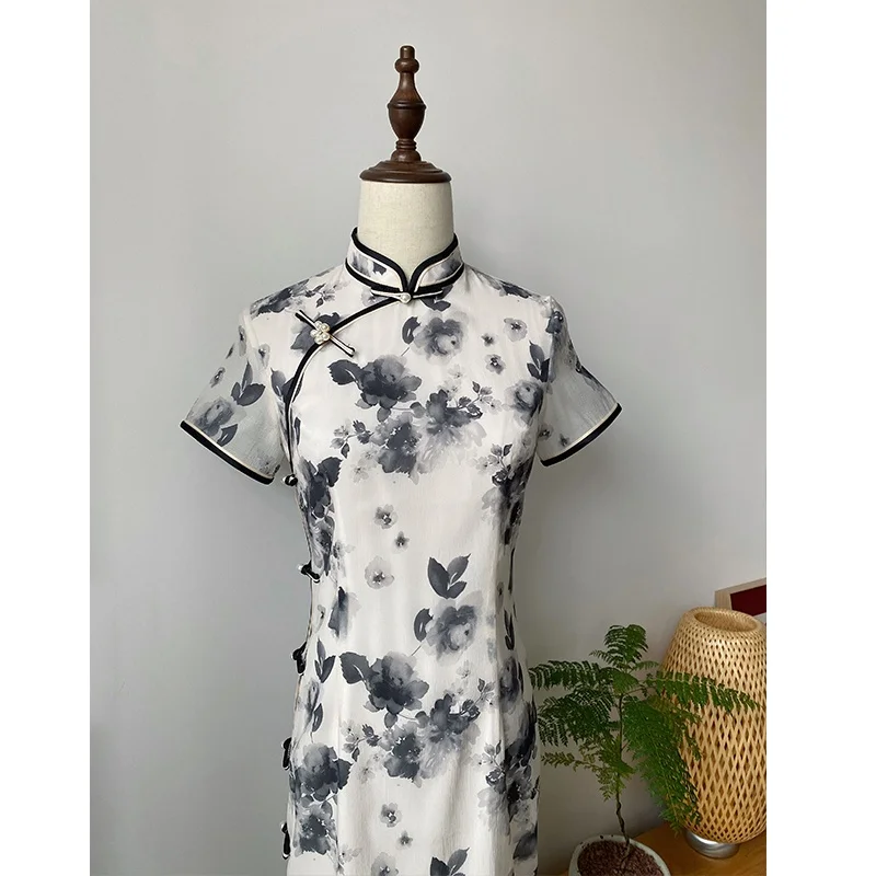 

Летняя коллекция: Улучшенная версия длинного шелкового шифонового чипао для молодых женщин — ретро-стиль, элегантность и высокое качество.