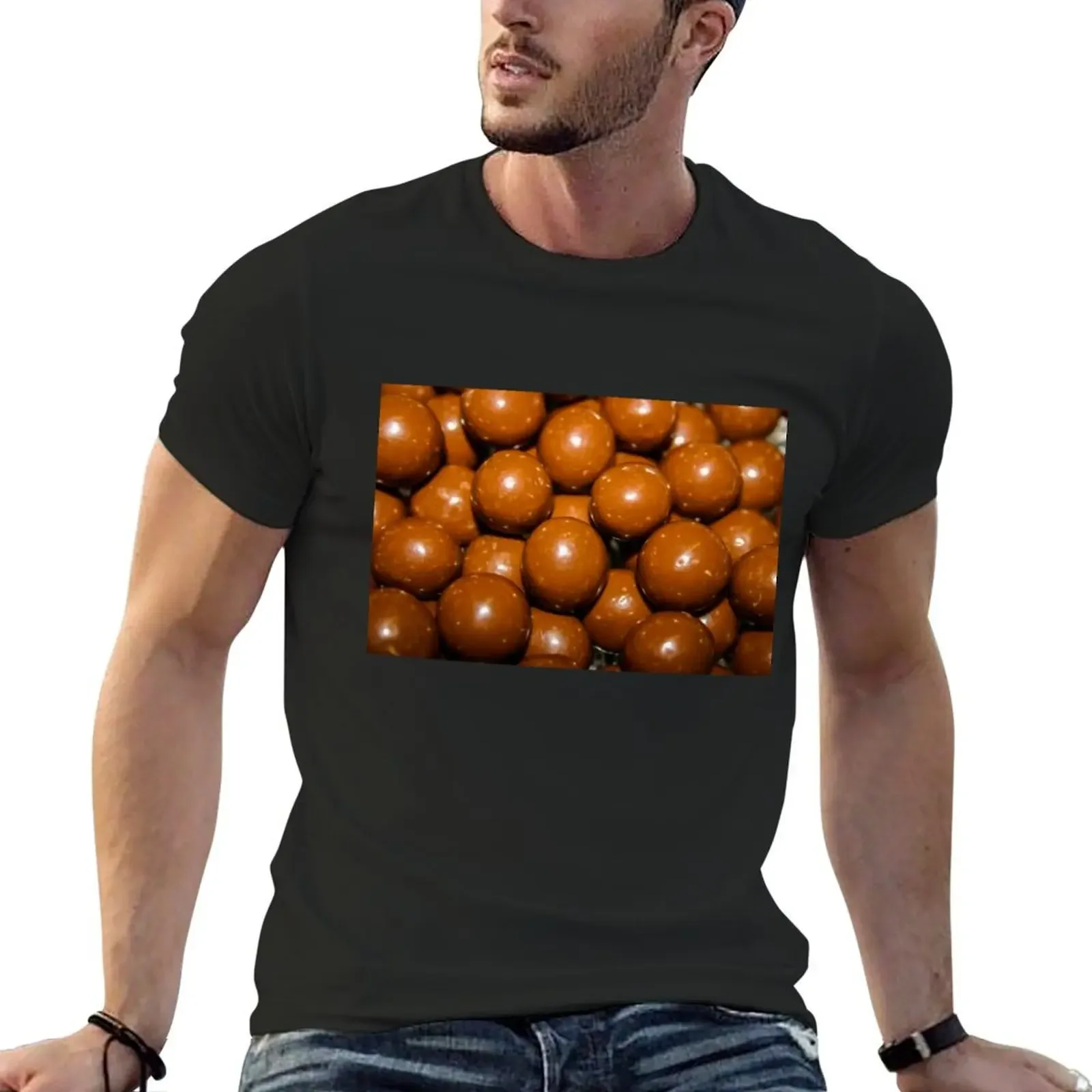 Maltesers locura - Primer plano de un cuenco lleno de deliciosas bolas de malta de panal de chocolate Camiseta