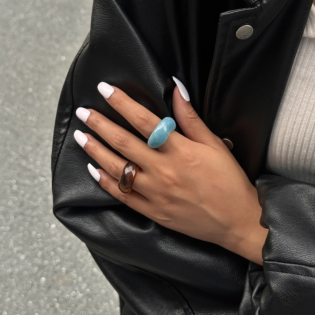 Ins Maillard Style خاتم راتينج دائري صغير على شكل حرف V، خاتم هالة عصري للتنقل، هدية عيد ميلاد عتيقة للحفلات #1