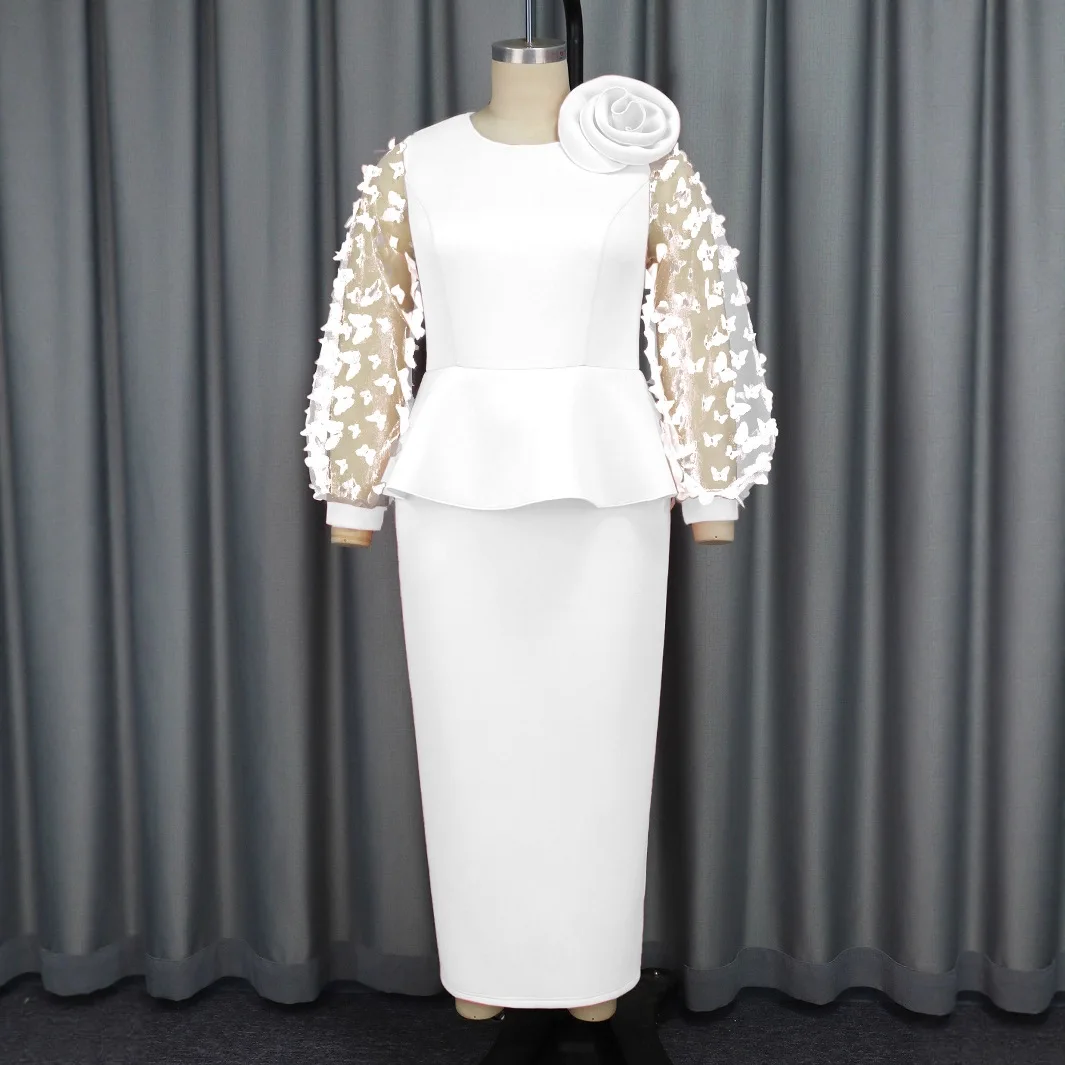 Elegancka sukienka wieczorowa plus size z falbanami w talii, kwiatami na ramionach i długimi, zwiewnymi rękawami z motywem motyla.