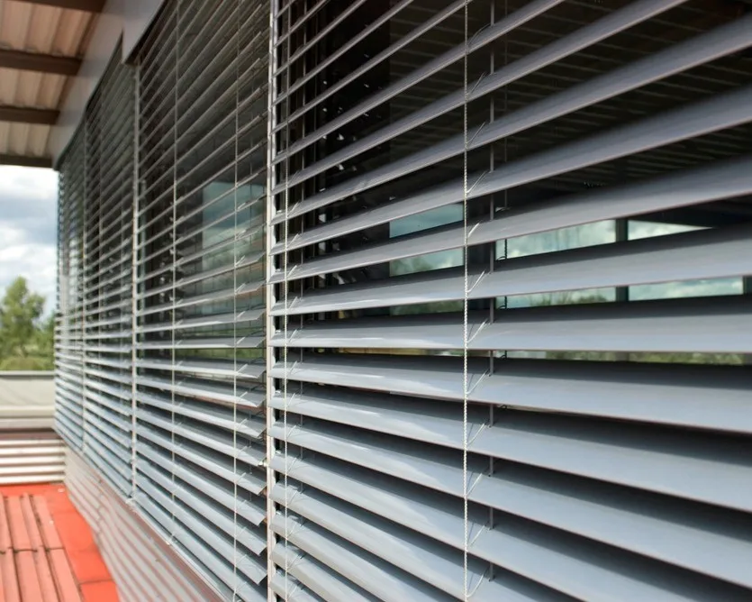 

Wholesale Modern Design Aluminium Motorised Sun Shades Louver Curtain Wall Door Sunscreen Louver for Exterior Application