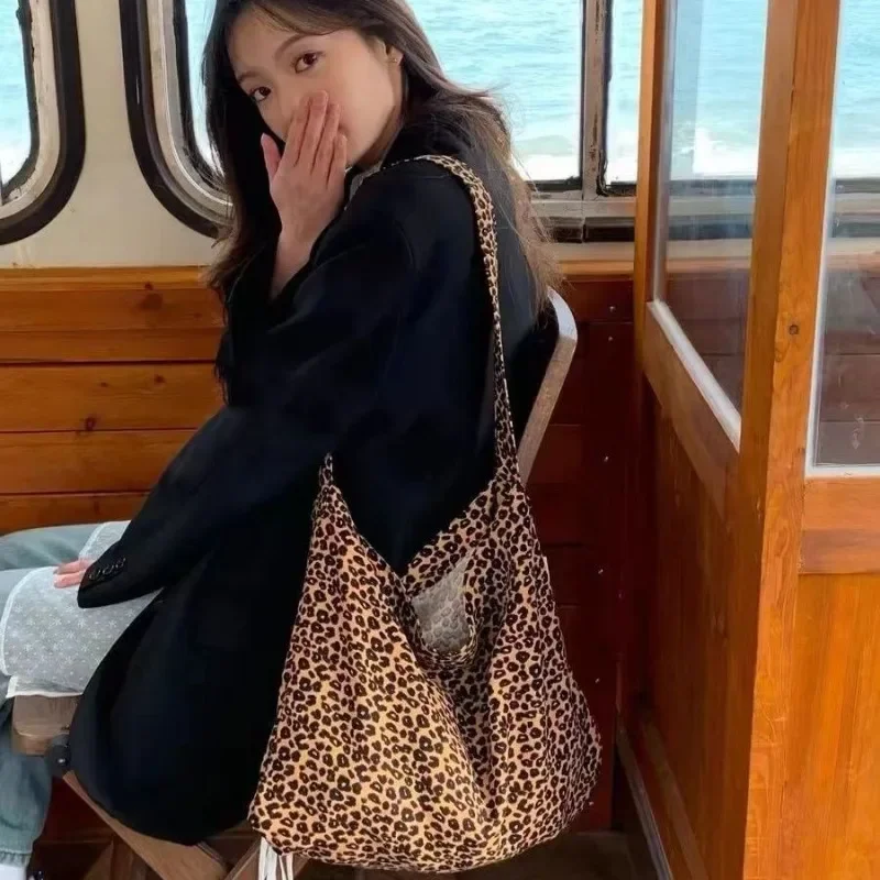 Bolso bandolera pequeño y moderno con estampado de leopardo japonés y coreano, bolso de lona de un solo hombro para estudiante