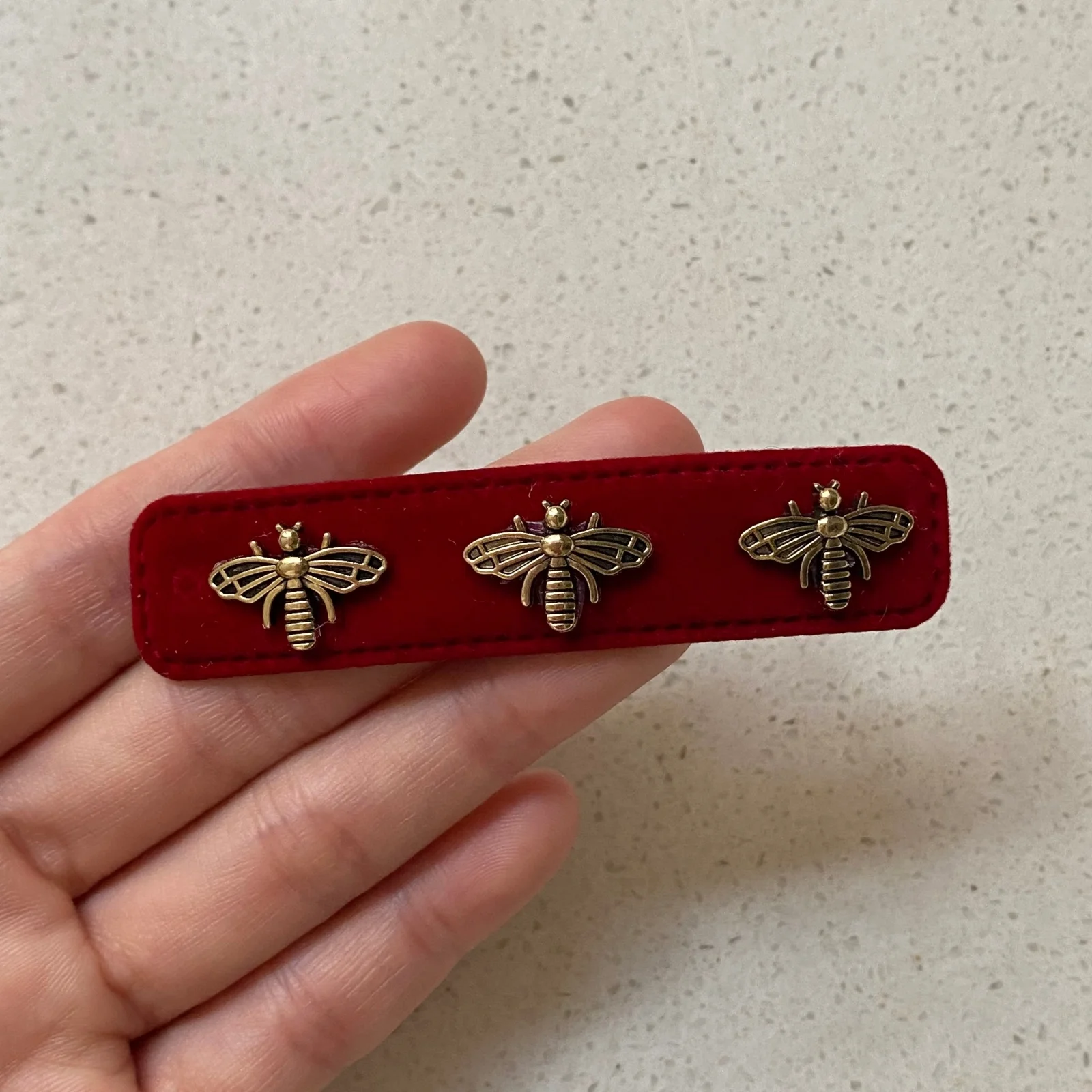 2 Stück rote und schwarze Samt-Haarspangen, goldene Bienenverzierungen, eleganter Haarschmuck für Damen im Retro-Stil, stilvolle Alltagskleidung – Detail 7