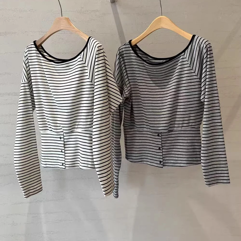 قميص نسائي بأكمام طويلة للربيع والخريف بتصميم بسيط بكتف واحد وياقة مشقوقة مع تفاصيل أزرار وخطوط، مناسب للارتداء اليومي