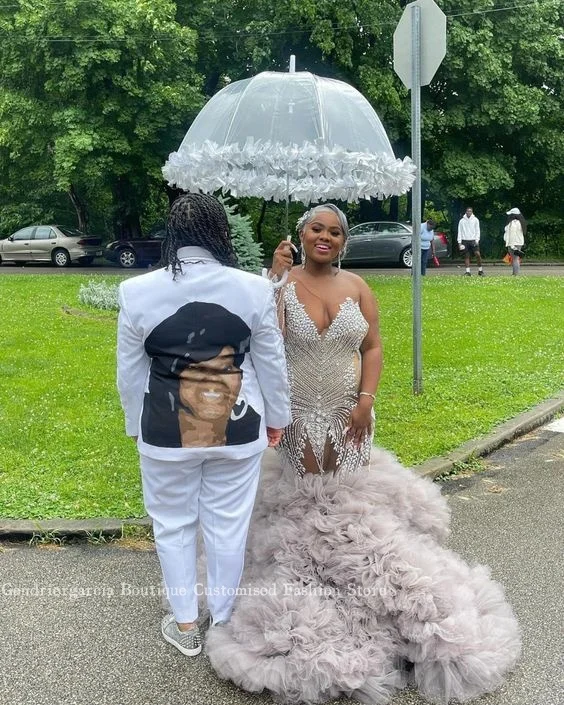 

Luxury Silver Grey Lace Mermaid Prom Dress 2025 Customised For Black Girls Delicate Crystal Beading Lace Applique فساتين