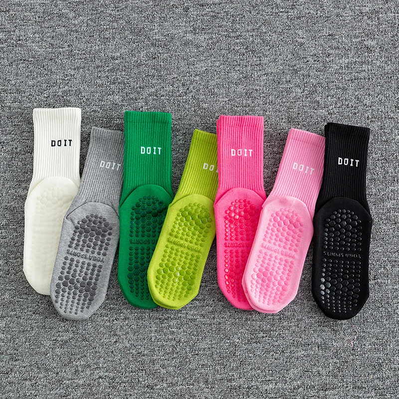 

1 Pair Simple Solid Color Mid Calf Cotton Yoga Socks Silicone Non-slip Fitness Pilates Socks S Indoor Dance Training Socks