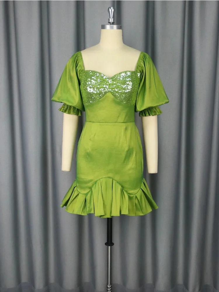 فستان نسائي من الساتان ميدي مثير برقبة مربعة وأكمام منتفخة مزين بالترتر وحاشية مكشكشة مناسبة للحفلات المسائية