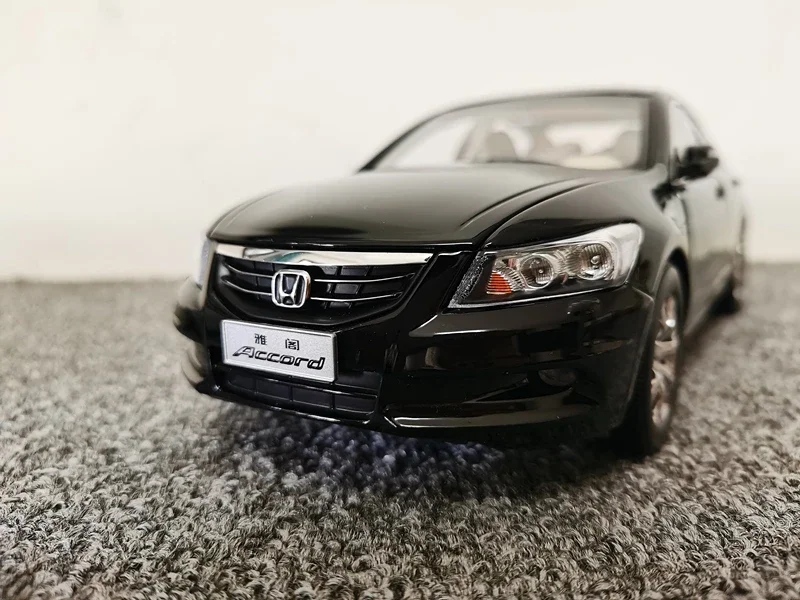 Modelo de coche de plástico fundido a presión para niños, colección de regalos de exhibición, Metal negro/dorado, para Honda Accord 8th, mitad y ocho, 1/18